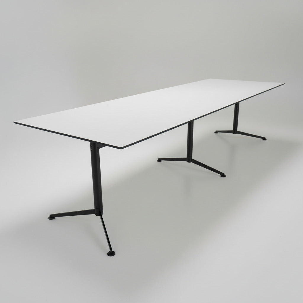 Paustian Spinal konferencebord 300x100 cm i hvid laminat med krom stel set fra skrå vinkel